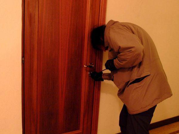 Ladri in casa, forzano la porta col piede di porco 