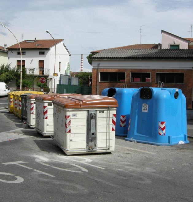 I cassonetti invadono l’incrocio