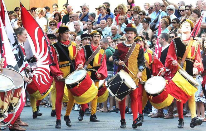 I tamburi del corteggio risvegliano il centro 
