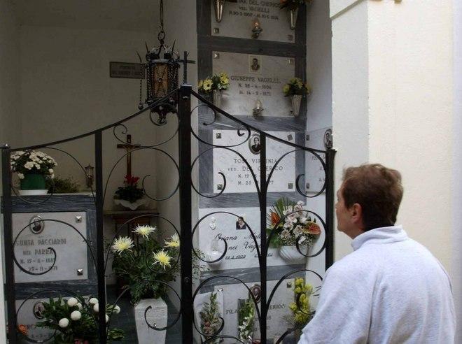 Cede la tettoia dei loculi del cimitero 