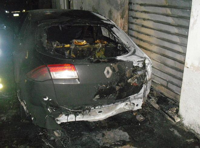 Paura in via Curiel, l’incendio di un’auto sa di avvertimento 