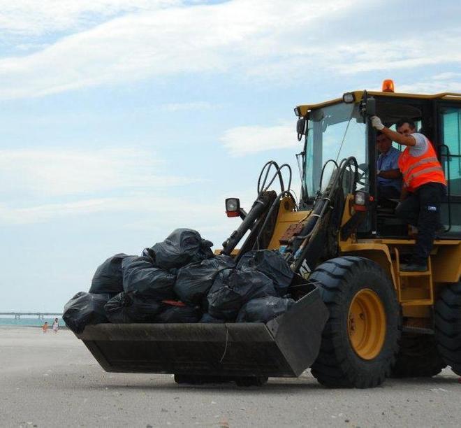 Ripulita la spiaggia Via le transenne ma non le polemiche 