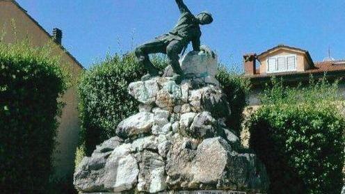 Danneggiato il monumento ai combattenti e reduci