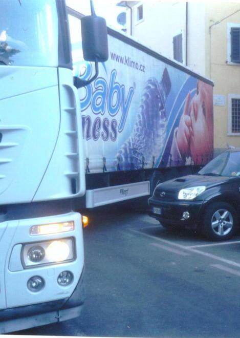 Tir straniero si incastra: traffico mattutino in tilt