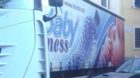 Tir straniero si incastra: traffico mattutino in tilt