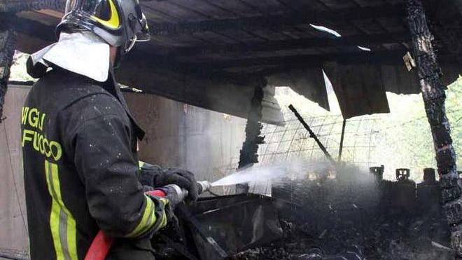 Fiamme in un capanno con dieci bombole del gas