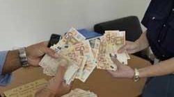 Nullatenente sopravviveva grazie a banconote false
