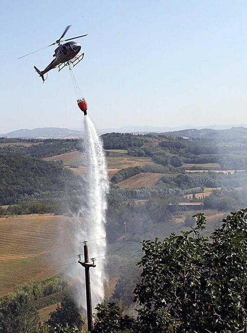 Ancora fiamme sulle colline vicino al paese