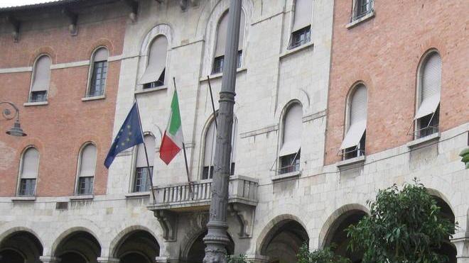 La Provincia: a noi il potere, non la sede