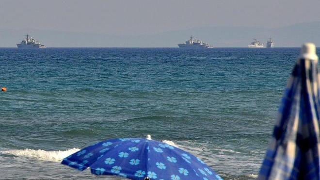 Navi da guerra davanti alla spiaggia