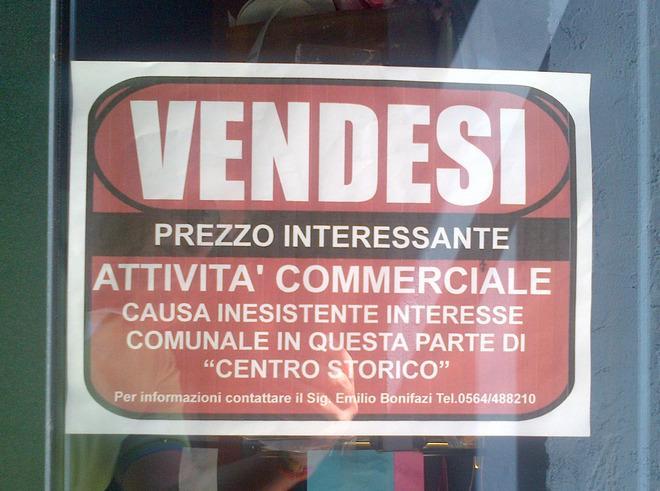 «Vendiamo il negozio per l’incuria del centro» 