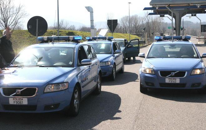 La polstrada blocca bus con sessanta turisti 