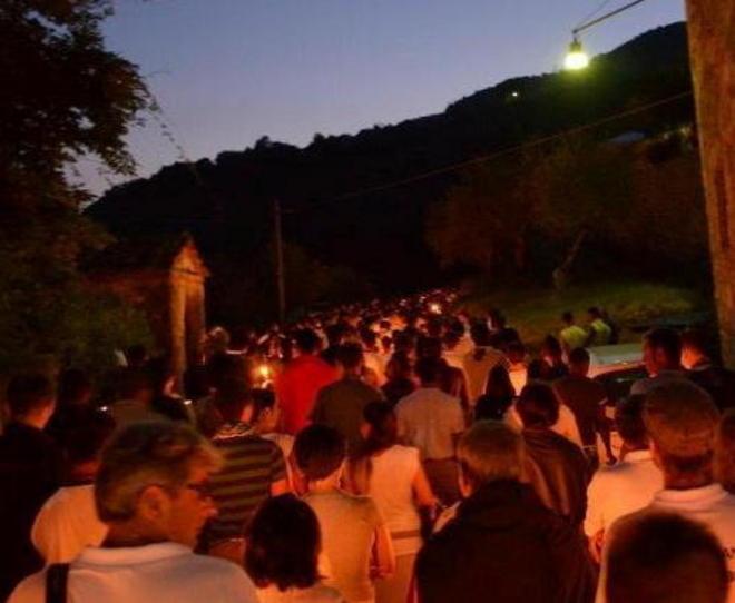 Una folla alla fiaccolata per ricordare i due piloti 