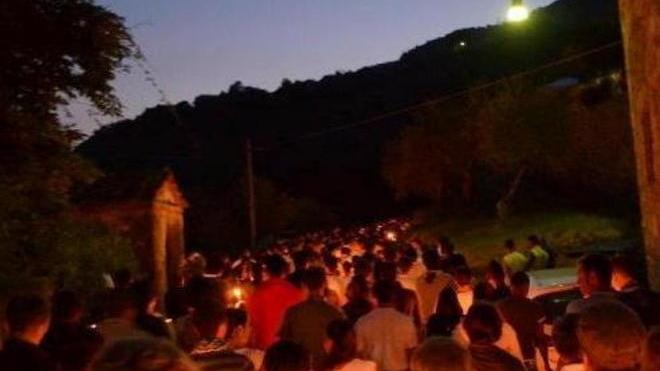 Una folla alla fiaccolata per ricordare i due piloti