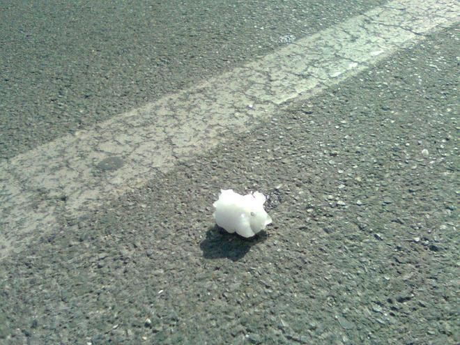 Palla di ghiaccio dal cielo, paura in via Massa Avenza 