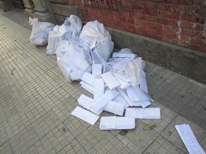 Compiti dei ragazzi abbandonati in strada davanti al liceo classico 