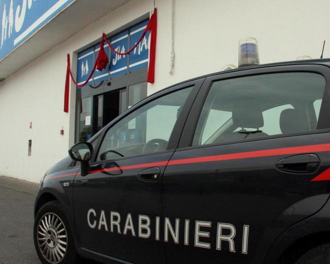 Rapinato supermercato cinese Banditi fuggono su una Jaguar 