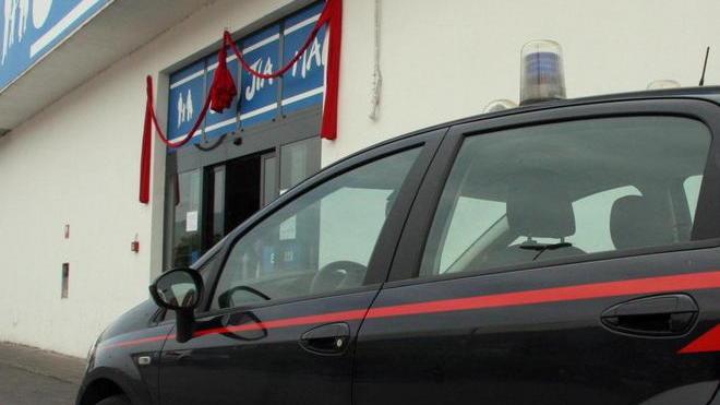 Rapinato supermercato cinese Banditi fuggono su una Jaguar