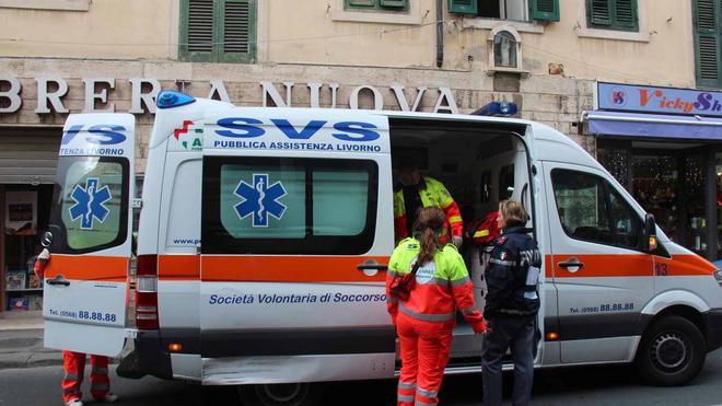 Bimba azzannata da un cane mentre passeggia con i genitori