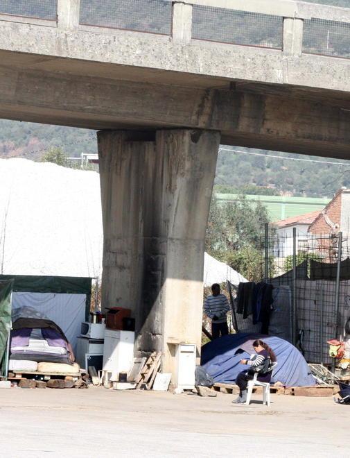 Centinaia di firme contro il campo rom e il degrado in paese 