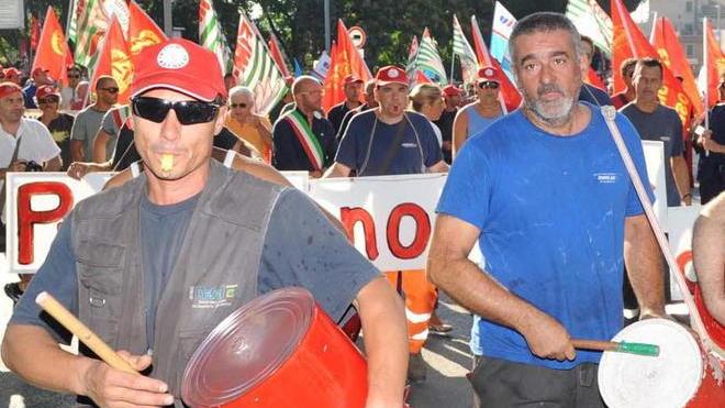 Oltre 2.000 in piazza per difendere il lavoro