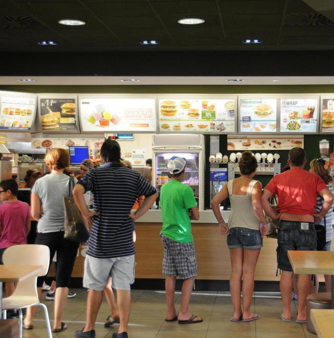Il Comune impone a Mc Donald’s la chiusura obbligata alle una 