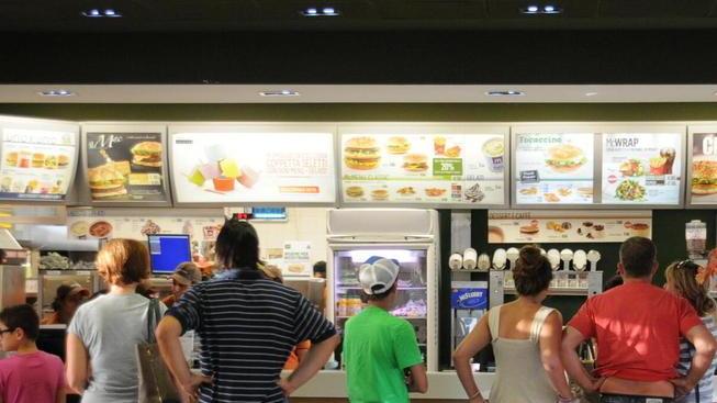 Il Comune impone a Mc Donald’s la chiusura obbligata alle una