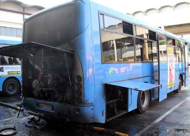 Cat, brucia il motore di un bus 