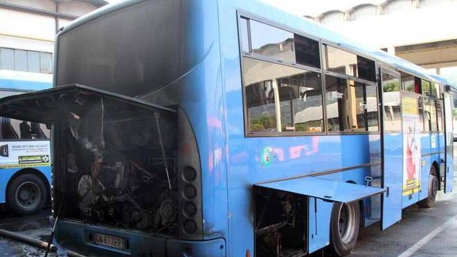 Cat, brucia il motore di un bus