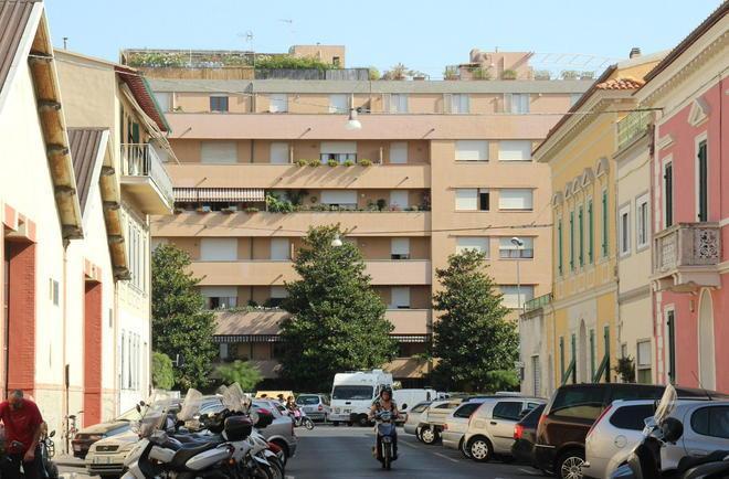 Bimbo cade dal balcone e sfonda un’auto: salvo 