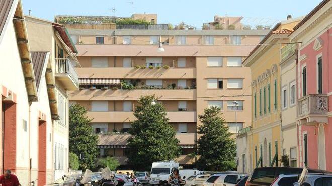 Bimbo cade dal balcone e sfonda un’auto: salvo