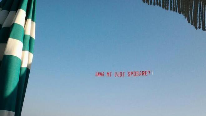 Una richiesta di matrimonio che arriva... dal cielo