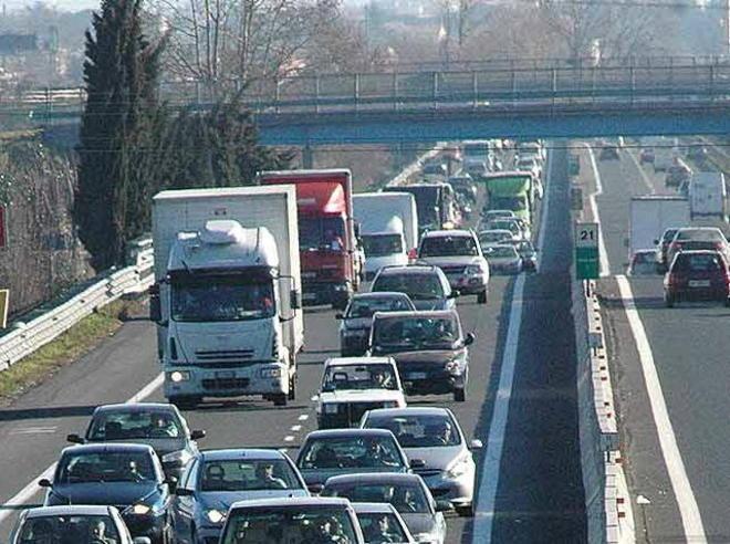 Tirano sassi dal ponte 