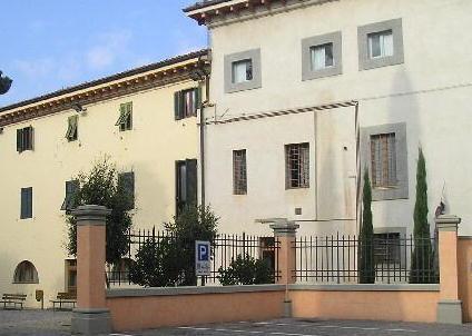 Voleva un lavoro: si uccide di fronte al municipio 