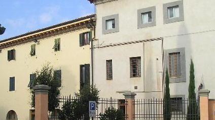 Voleva un lavoro: si uccide di fronte al municipio