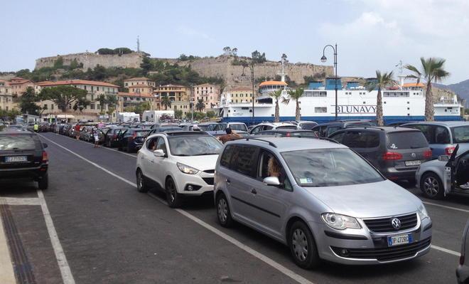 Il porto invaso dai turisti 