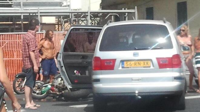 Travolto dall’auto che fa inversione