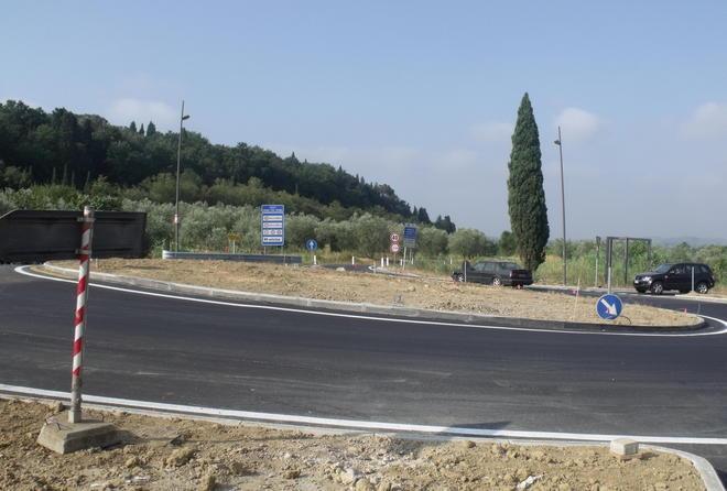Realizzate 2 rotonde in via Maremmana Mori: «Ora è sicura»