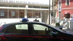 Follonica, banditi armati rapinano una banca