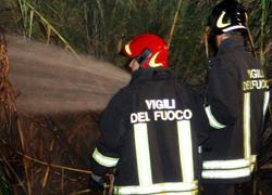 Fiamme lungo la superstrada, ore di lavoro per i vigili del fuoco 