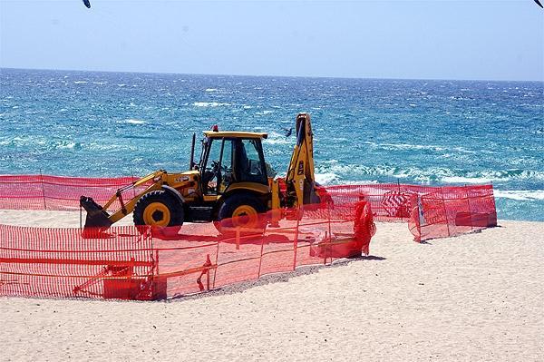 Una colata di calcestruzzo sulla spiaggia di Gonnesa 