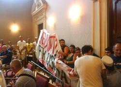 I disoccupati interrompono il consiglio comunale 