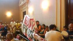 I disoccupati interrompono il consiglio comunale