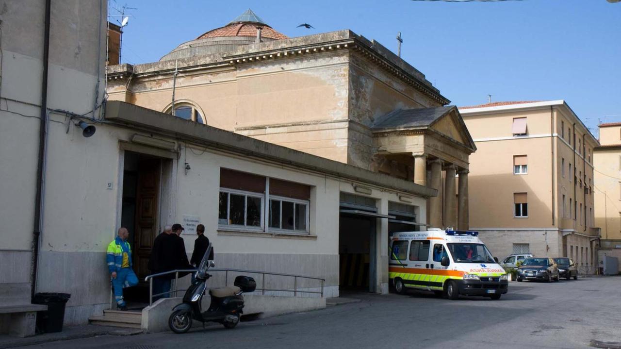 Tenta il suicidio sparandosi alla testa, ma si porta via l’orecchio