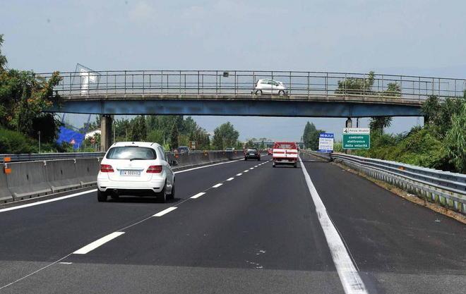 Sassi sulle auto dal cavalcavia identificati i due ragazzini 