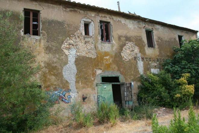 Cucciolo resta intrappolato Salvo grazie a una donna 