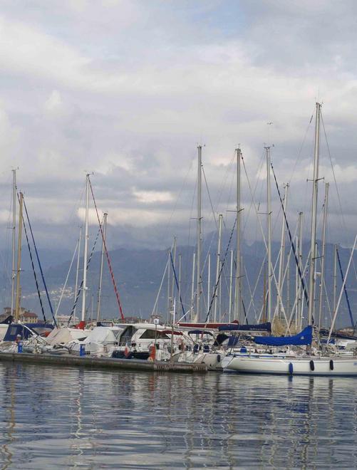 Guardia di finanza tra barche e banchine 