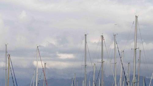 Guardia di finanza tra barche e banchine