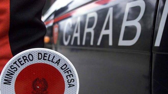 Non gli regala la sigaretta lo picchia e spacca tutto