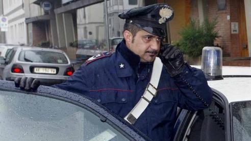 Ladri in fuga da una casa bloccati dai vicini